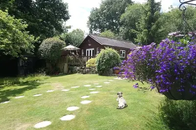 Image de «Woodside Lodge» avec piscine intérieure privée. Emplacement isolé, près de la ville de Ryde.