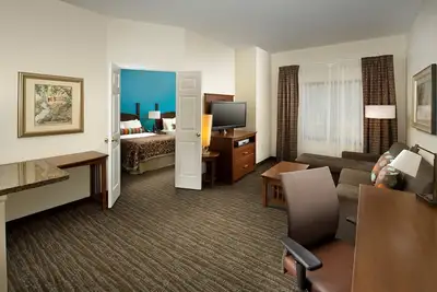 Image de Petit déjeuner gratuit + piscine extérieure + bain à remous | Suite Moderne avec Wi-Fi Gratuit