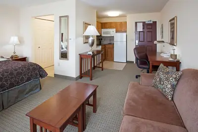 Image de Studio proche de l'aéroport! | Petit déjeuner gratuit + piscine intérieure + bain à remous