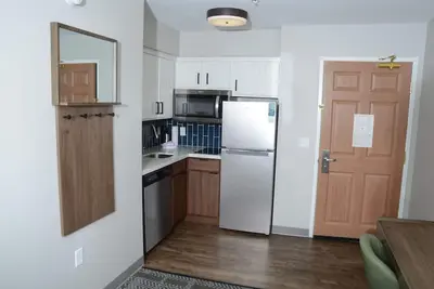 Image de Petit déjeuner gratuit + Wi-Fi gratuit + piscine extérieure | Studio près de l'aéroport de Tucson