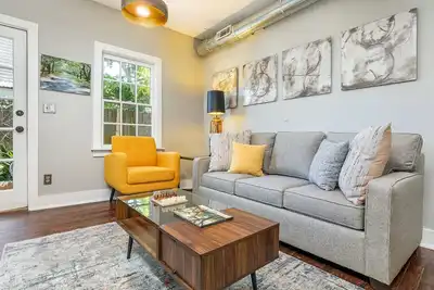 Image de Charme historique, ambiance moderne, cour privée, à pied du parc Forsyth