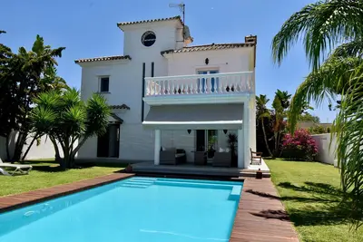 Image de Villa moderne située dans un quartier calme pour se détendre dans le jardin