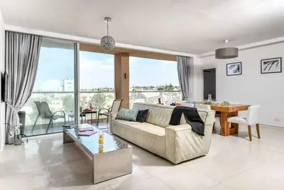 Image de Modern Gem with Stunning Balcony