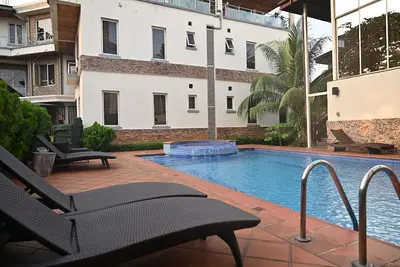 Image de Appartement en hêtre-chêne situé dans un quartier résidentiel sécurisé et tranquille d'Ikoyi.