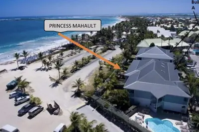 Image de Luxueux Grand T3 les pieds dans l'eau sur la plage de la Baie Orientale, piscine