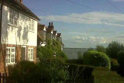 Image de Island Cottage seulement yards de la plage, bord de l'eau et de fruits de mer restaurants.