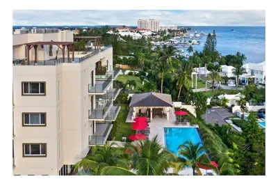 Image de Condo de luxe avec vue panoramique sur les couchers de soleil spectaculaires