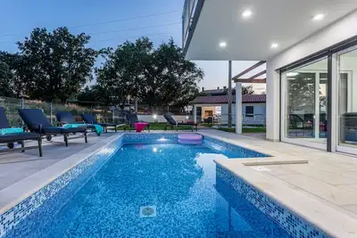 Image de Villa Jelena • 4 étoiles • familles • couples • accessible aux personnes à mobilité réduite • piscine • grill