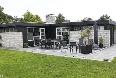 Image de Belle maison d'angle sur une grande pelouse avec 3 chambres près de la plage