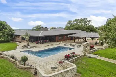 Image de Ranch Home avec piscine chauffée