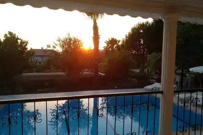 Image de Villa de luxe avec piscine privée, grand jardin verdoyant et Wifi gratuit illimité