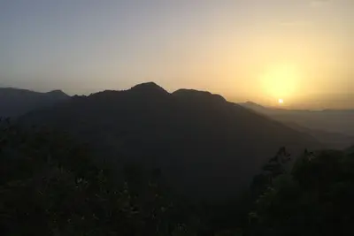 Image de Caché à côté de la chaîne de montagnes Blue