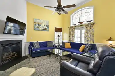 Image de Grand 3 Br 2. 5 Ba Maison de ville à West Oc avec garage et piscine.