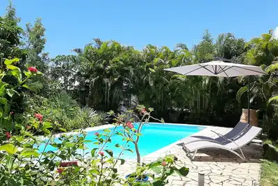 Bas de Villa avec grande terrasse et piscine