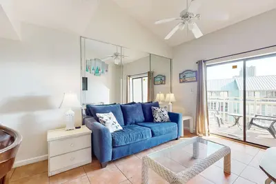 Image de Condo avec vue sur le golfe, cuisine complète, balcon privé, piscines communes et court de tennis