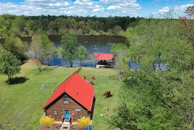 Image de Cabane en rondins sur 142 acres / lac privé avec sentiers de randonnée / vélo