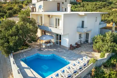 Image de Villa-piscine et terrasse avec vue mer, barbecue, parking