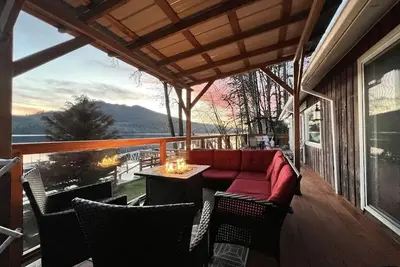 Image de Lakefront Cottage-w-private Hot Tub