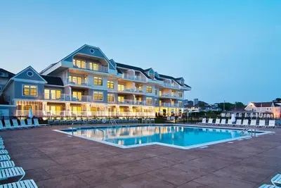Image de Water's Edge Resort and spa avec piscine intérieure et extérieure et plage. Condo pour 4 personnes