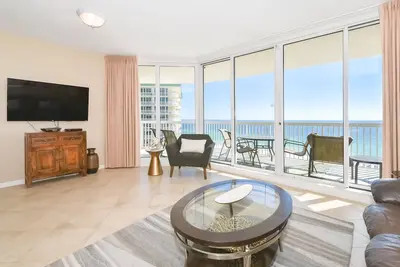 Image de Condo moderne en bord de mer avec vue sur le balcon privé!