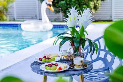 Image de Maison De Piscine De Designer Moderne De Luxe PRÈS De La Plage Et Du Parc