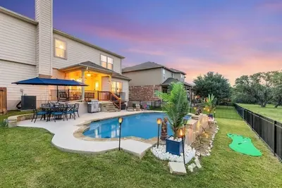 Image de Maison entière avec piscine privée et vue sur le golf!