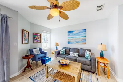 Image de Condo spacieux en face de la plage avec vue sur le golfe / la baie et piscine partagée!