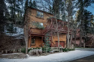 Image de Grande cabane en rondins à 3 niveaux. Situé dans la Forêt-Noire avec bain à remous