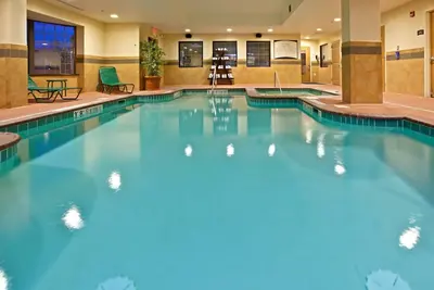 Image de Suite climatisée | 15 minutes de l'aéroport international d'Indianapolis | Piscine + Gym 24h