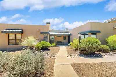 Image de Casita magnifiquement rénové pour les chiens avec piscine chauffée et bain à remous communs