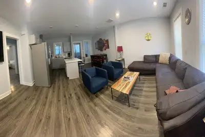 Image de Duplex de luxe Midtown récemment rénové au cœur d'Overton Square