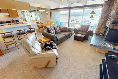 Image de Condo au rez-de-chaussée avec bain à remous complexe et vue. Près des restaurants, supermarché, magasins. Conduite facile vers les pentes