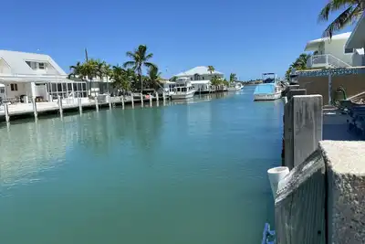 Dock de 50 'sur Vaca Cut, dockage illimité profond et large.