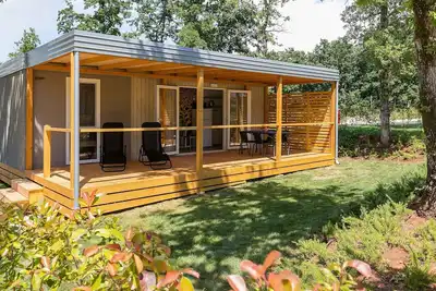 Image de Maison mobile avec terrasse au bord de la piscine