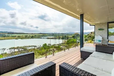 Image de All Decked Out - Modern holiday home with multiple decks including a covered outdoor entertaining space with open fireplace and plastic blinds. Close to shops, cafe, golf course, estuary and Mangawhai Activity Zone. Pet Friendly.