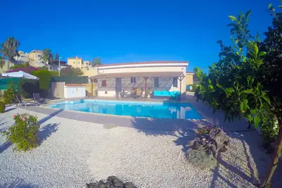 Villa Seraphina - Une Belle Villa Bungalow À Peyia. dormir 6 personnes