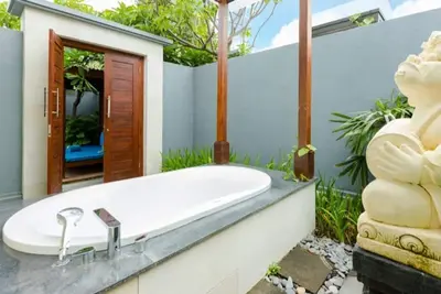 Image de The Kings Villa and Spa Sanur - Villa 2 chambres avec piscine # 02