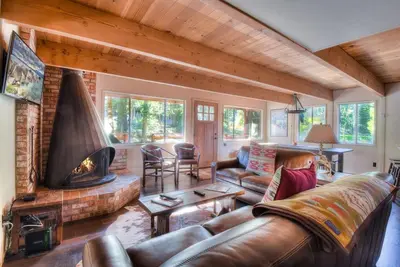 Image de Nouvelle Liste! ! ! <br><br>Cette cabane Homewood a tout ce dont vous avez besoin pour une retraite relaxante au lac Tahoe