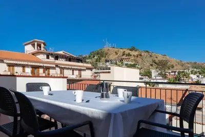 Image de Ostrica - 2 bedrooms mansard with terracecentrally located