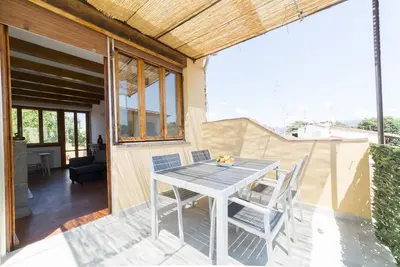 Image de A delightful apartment with a beautiful terrace with view on the hills.