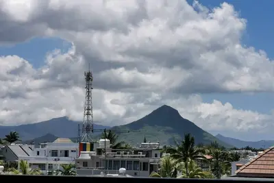 Image de L'Euphorie des mers bleues, du ciel bleu, du soleil et des montagnes majestueuses