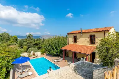 Image de Villa Roussa, belle villa en pierre dans village traditionnel Maza