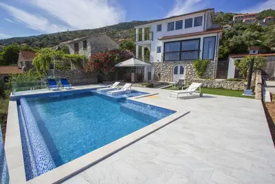 Image de Villa de trois chambres avec vue sur la mer et piscine privée