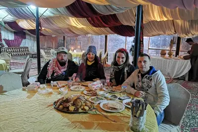 Image de nous essayons de vous montrer notre vie bédouine traditionnelle et comment nous survivons à petra