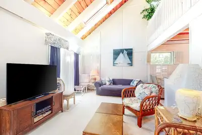 Image de Summer home with expansive deck & wonderful location for beachgoers