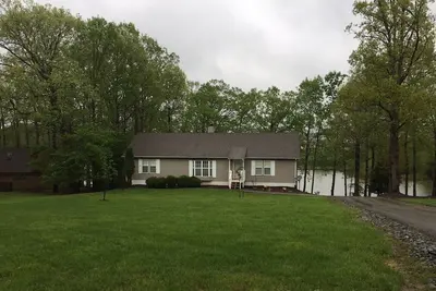 Image de Belle propriété au bord du lac dans un quartier agréable proche du pont