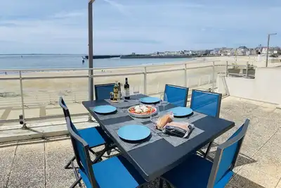Image de Appart vue mer panoramique, face a la grande plage avec terrasse et jardin.