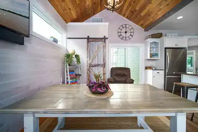 Image de Belle maison entièrement rénovée au bord de l'eau avec des couchers de soleil incroyables