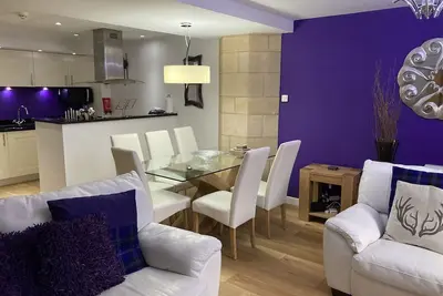 Image de Abbey Church Apartment avec des piliers en pierre d'origine partout