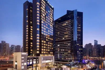 Image de Lux Dubai Marina Tours En Argent